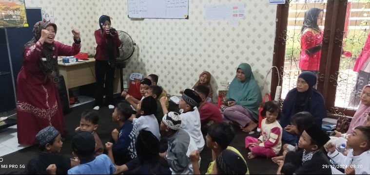 Anak-anak peserta khitanan massal gratis tersenyum setelah menerima bingkisan